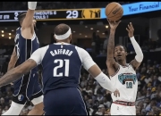 米兰体育官网-独行侠憾负灰熊，遗憾失利