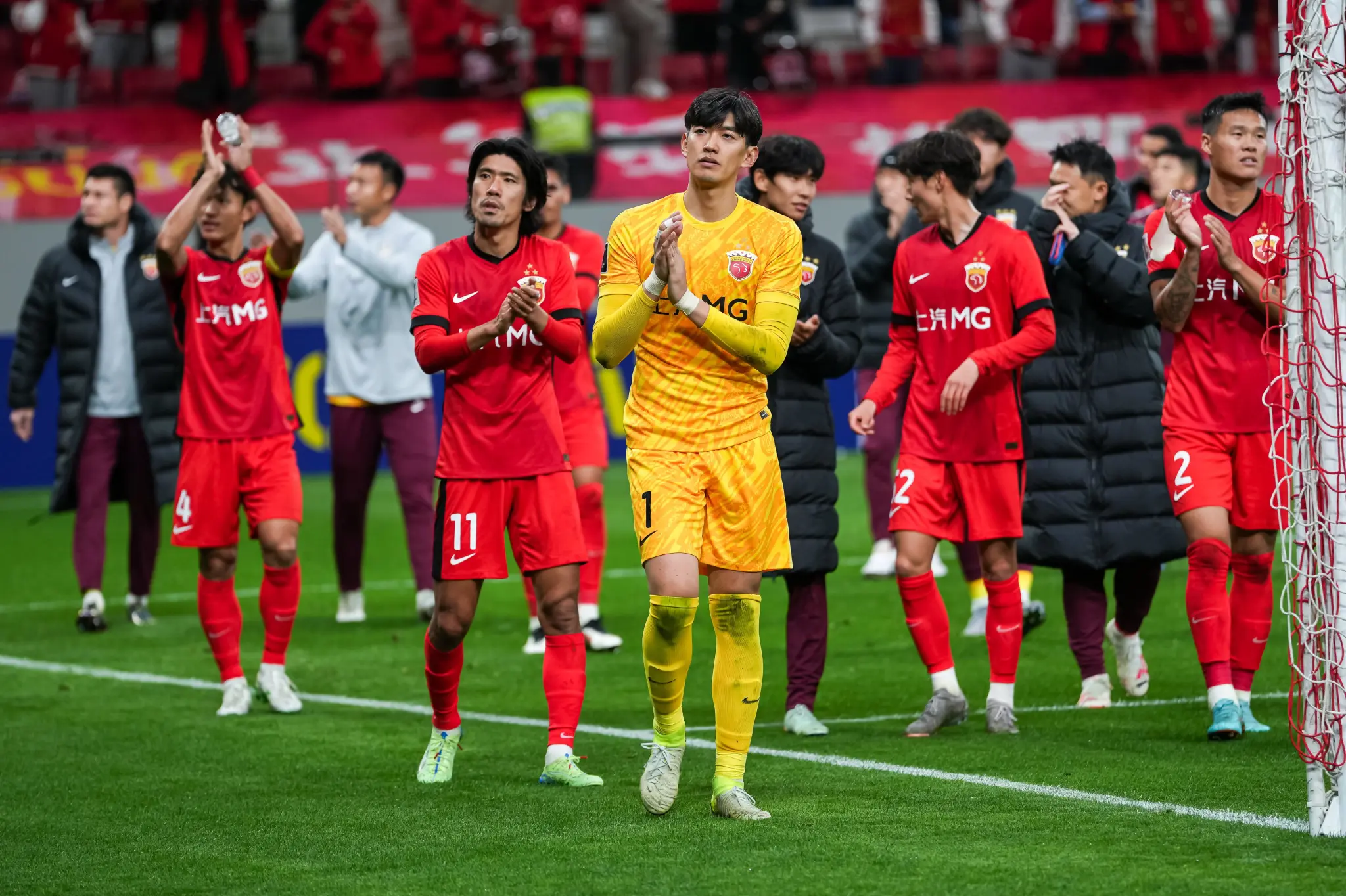 亚冠赛场上演意外逆转,观众掌声不断 亚冠赛场上演意外逆转,观众掌声不断