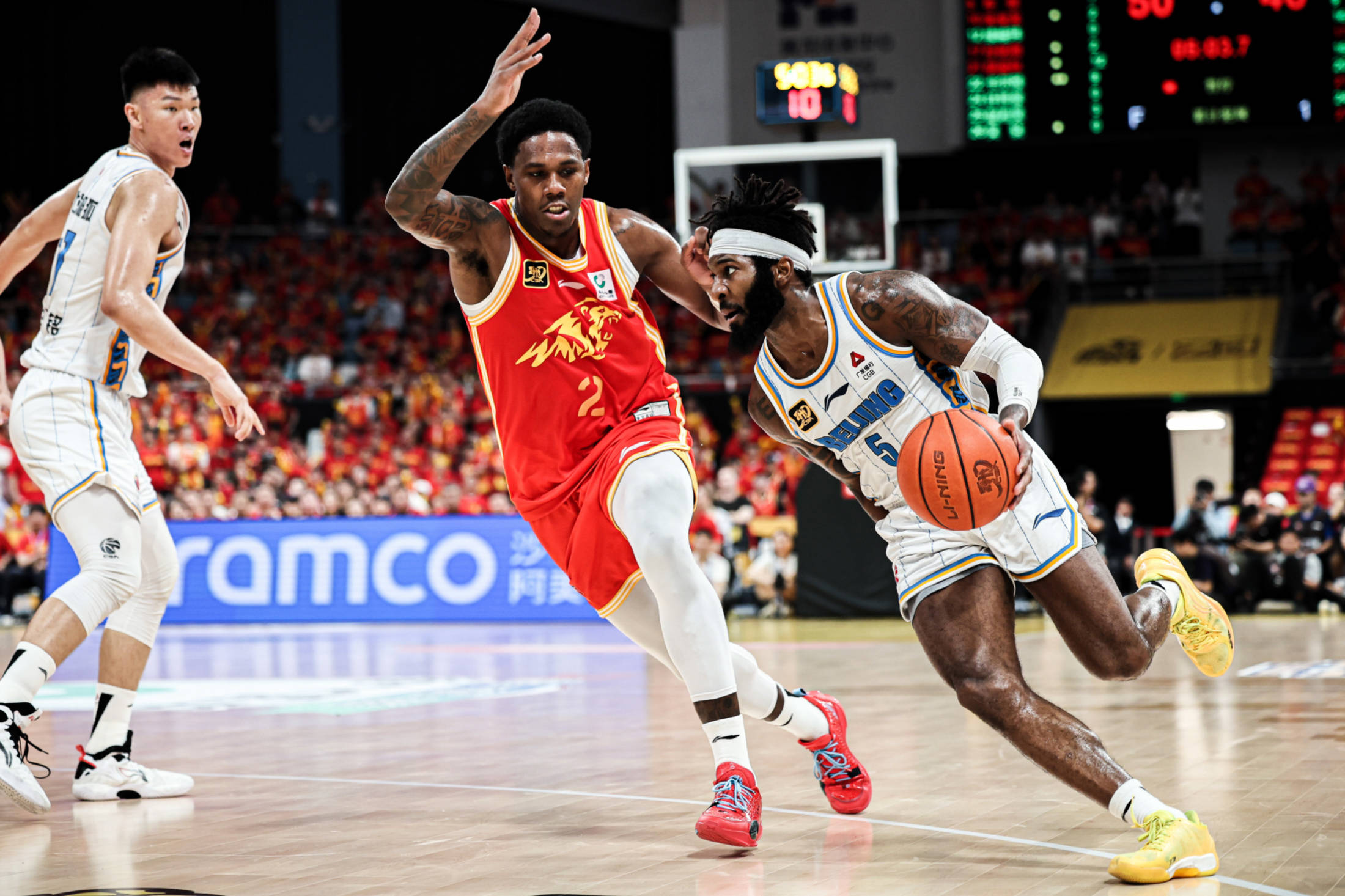 CBA联赛争夺激烈,各队展现出色表现 CBA联赛争夺激烈,各队展现出色表现