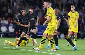 包含多特蒙德卫冕冠军之路遭遇波折的词条