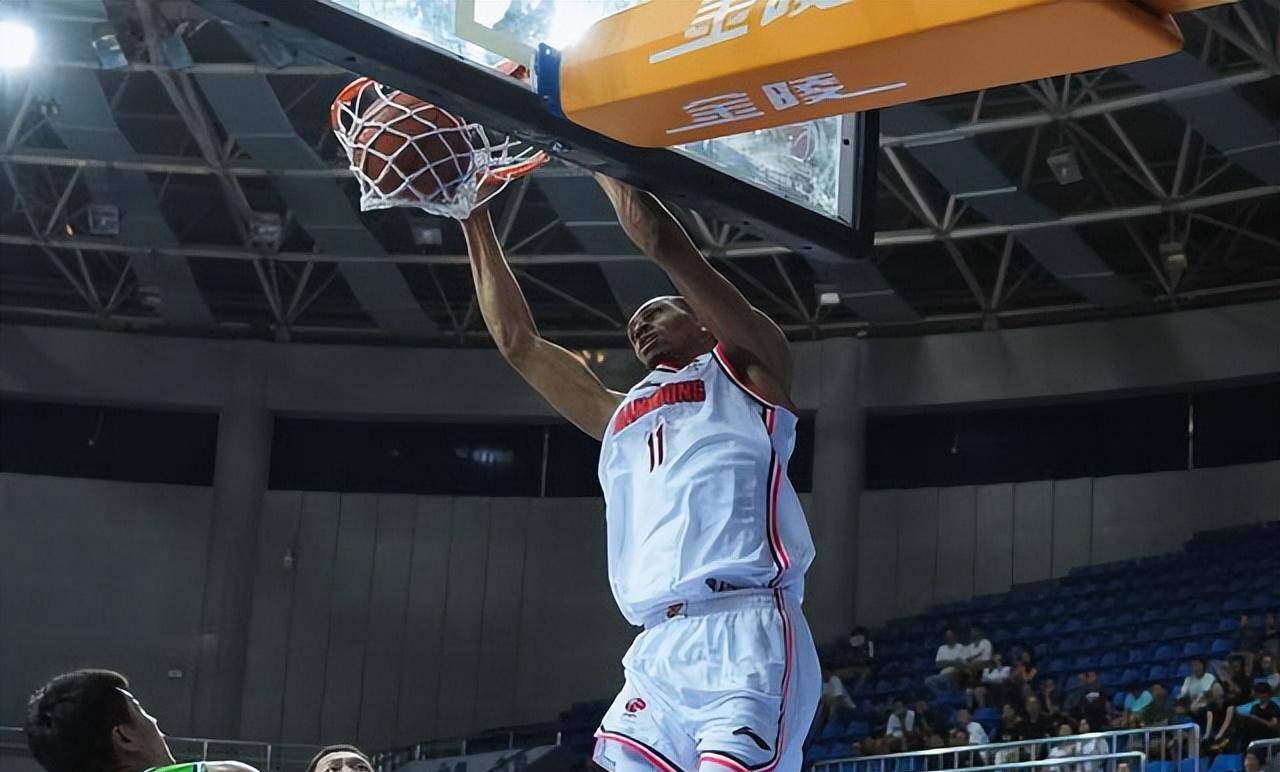 关于广东宏远队士气高涨，挑战排名第一的对手的信息