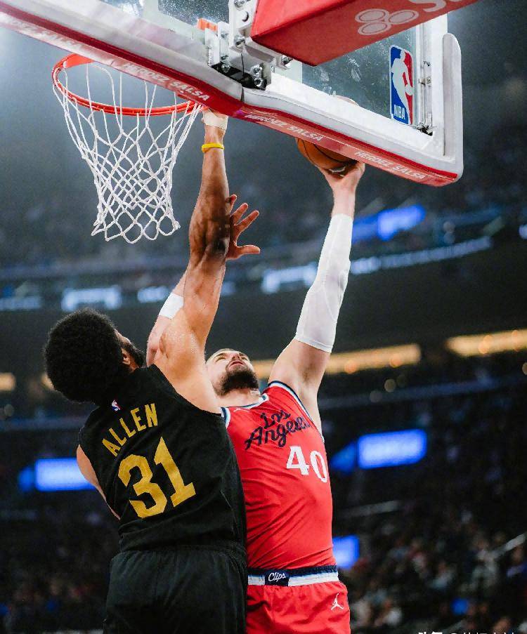 快船擒胜独行侠,莱昂纳德全场砍下35分领队赢球 快船擒胜独行侠,莱昂纳德全场砍下35分领队赢球